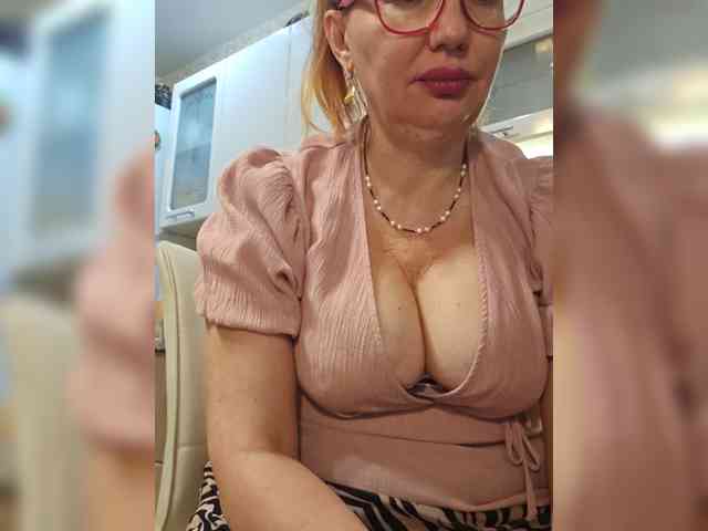 Pink-Lips Sex Cam Show