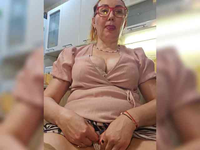 Pink-Lips Sex Cam Show