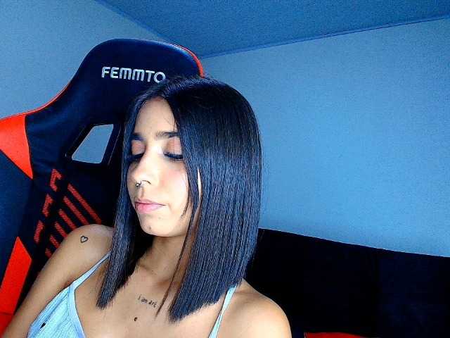 rousse-violeta live cam on BongaCams