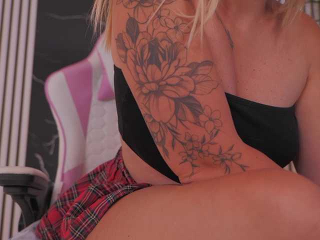 Theajoy Live Cam on BongaCams