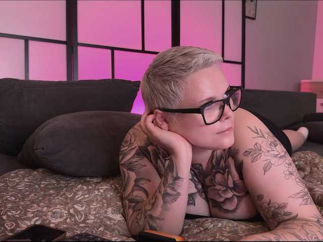 LikaBerry live cam on BongaCams