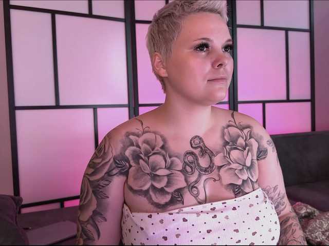 LikaBerry live cam on BongaCams