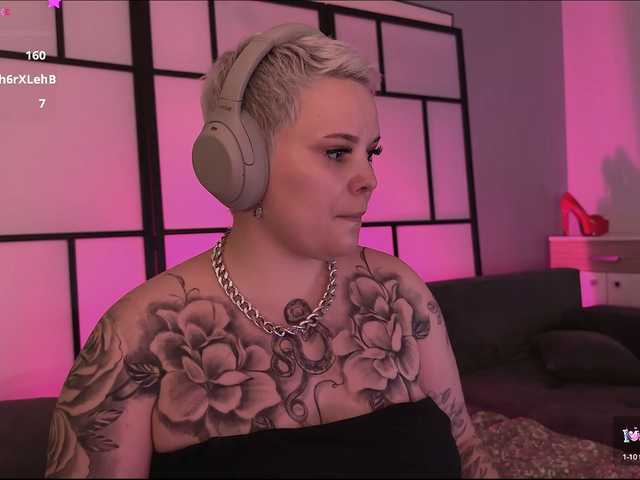 LikaBerry live cam on BongaCams
