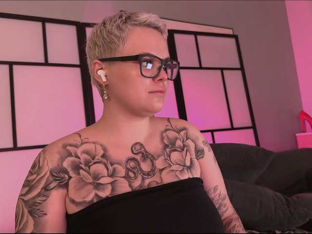 LikaBerry live cam on BongaCams