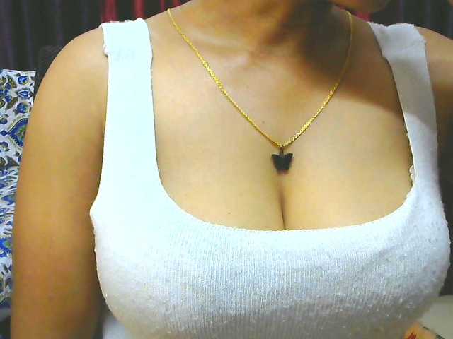 Aarju live cam on BongaCams