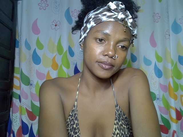 VALLYRAZ live cam on BongaCams