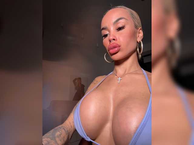MiamiMur live cam on BongaCams