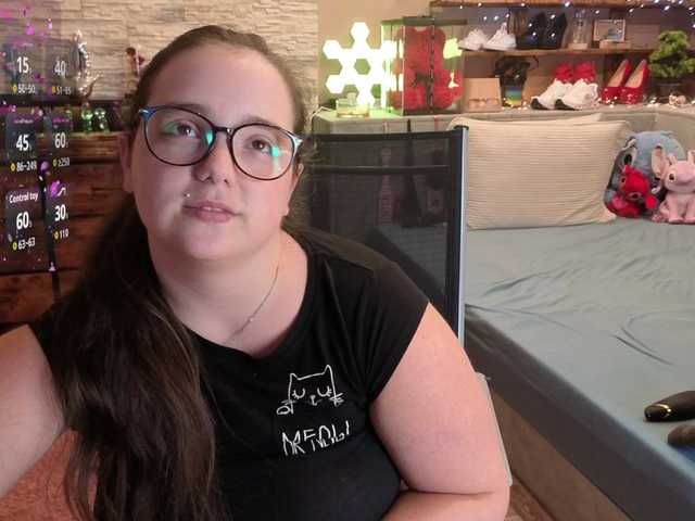 le modèle KimberlyCaprice est en webcam porno dans un show sur le site bongacams, il possède les tags suivants: White/Caucasian,Brunette,Shaved