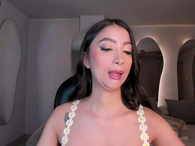 le modèle ValeriaVelvet est en webcam porno dans un show sur le site bongacams, il possède les tags suivants: Latino/Hispanic,Brunette,Shaved