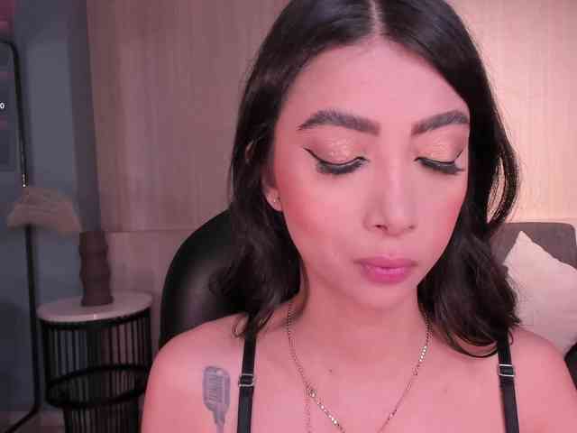 Model: ValeriaVelvet