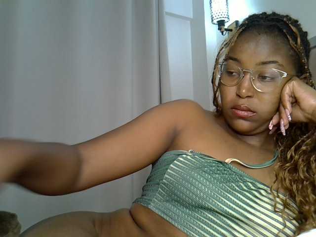 Mia-caramel live cam on BongaCams