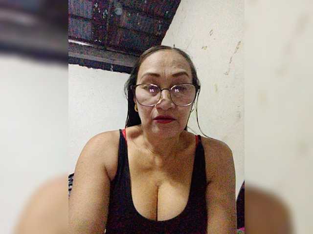 cherrywhite03, en directo ahora en BongaCams