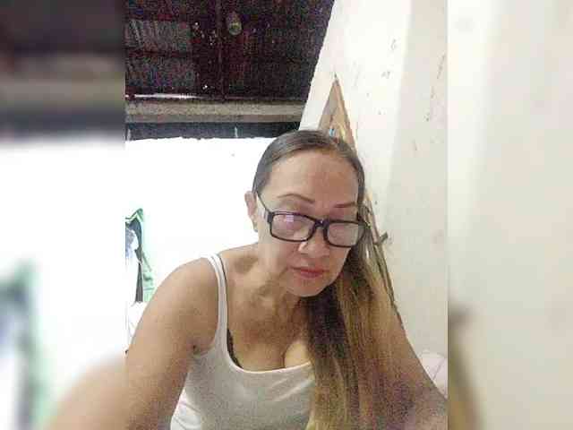 cherrywhite03 Live Webcam on BongaCams