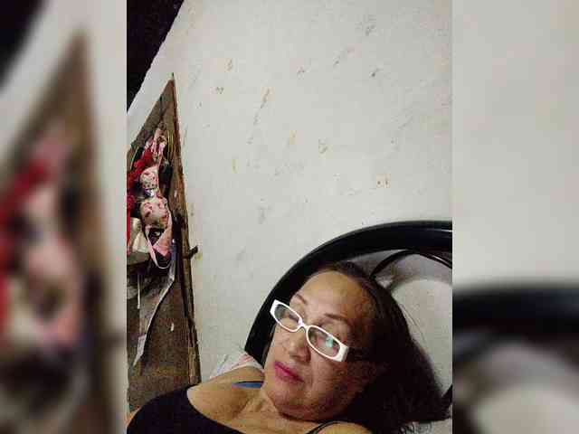 cherrywhite03 Live Webcam on BongaCams
