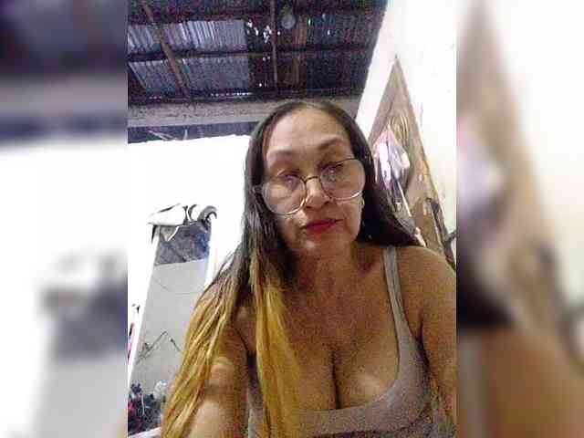 cherrywhite03 Live Webcam on BongaCams