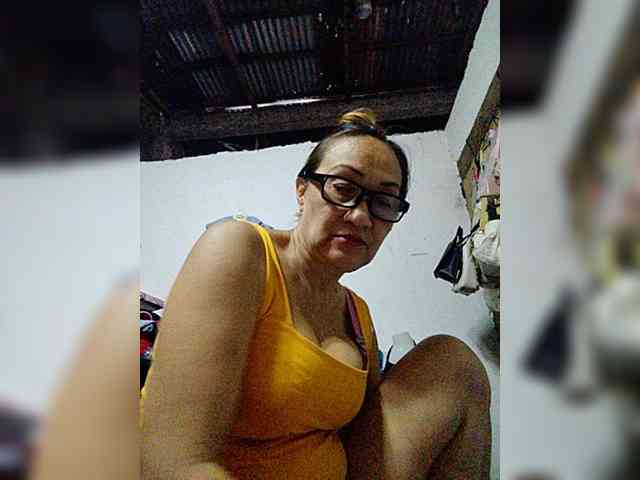 cherrywhite03 Live Webcam on BongaCams