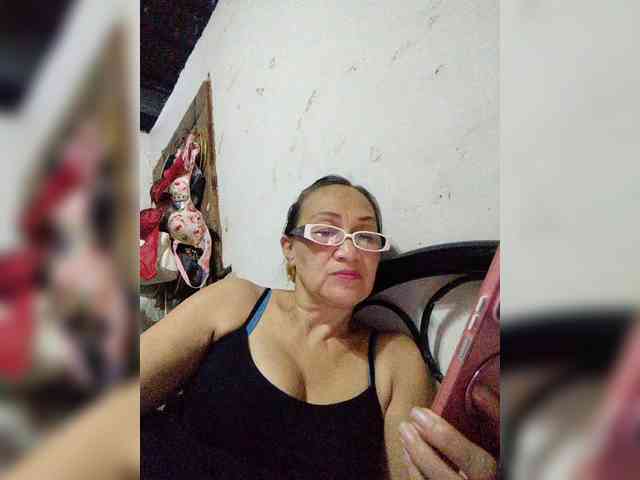 cherrywhite03 Live Webcam on BongaCams