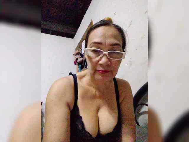 cherrywhite03 live female cam on bongacams