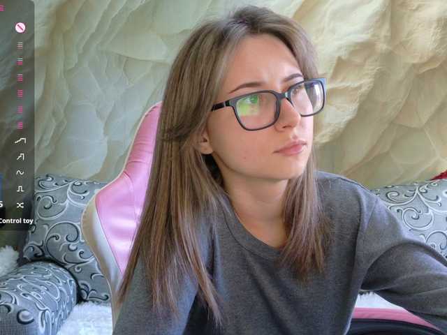 Unearthly — live female cam