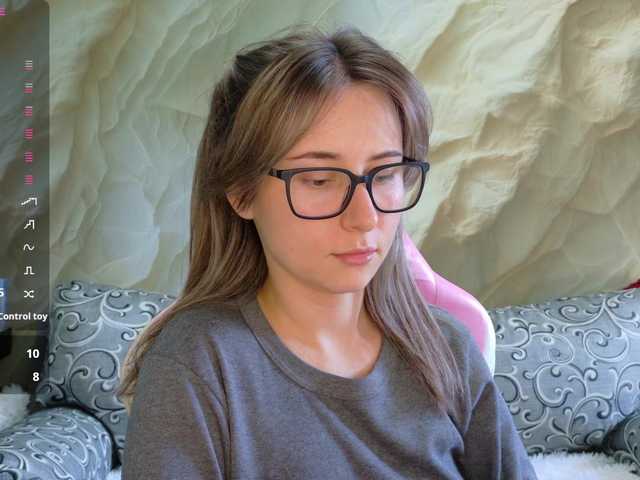 Unearthly — live female cam