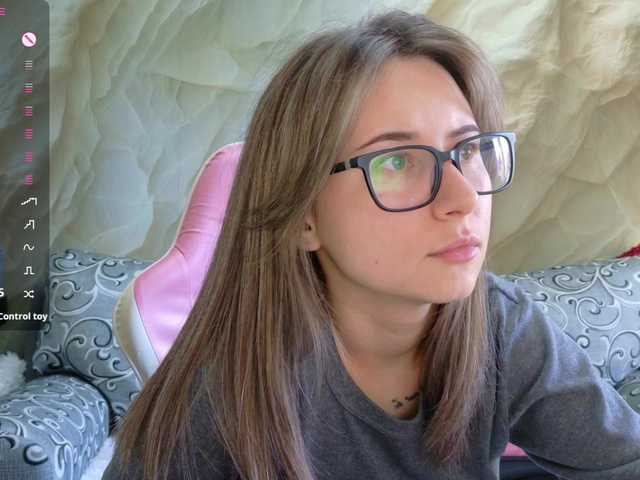 Unearthly — live female cam