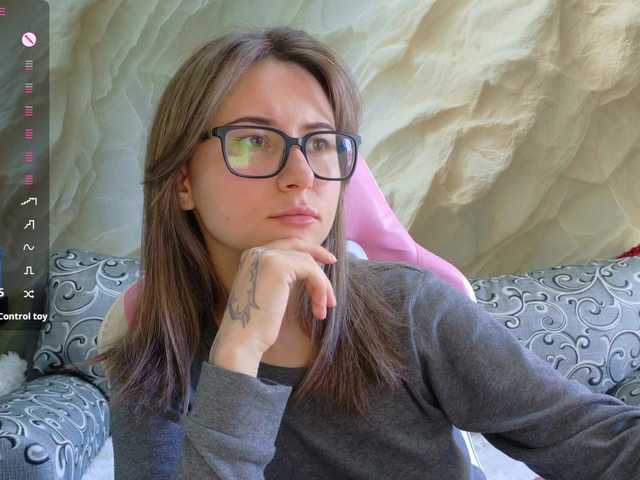 Unearthly — live female cam