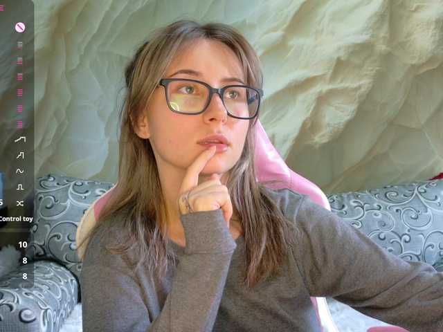 Unearthly — live female cam