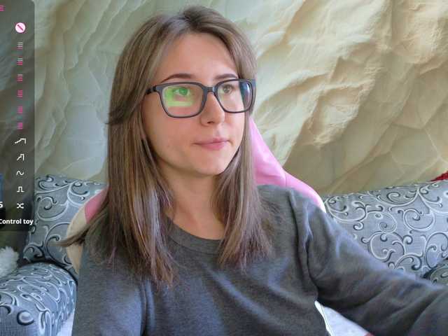 Unearthly — live female cam