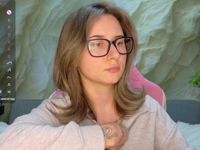 Alisa21-1 live cam on BongaCams