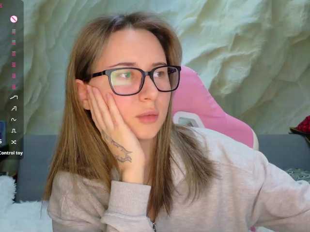 Alisa21-1, en directo ahora en BongaCams