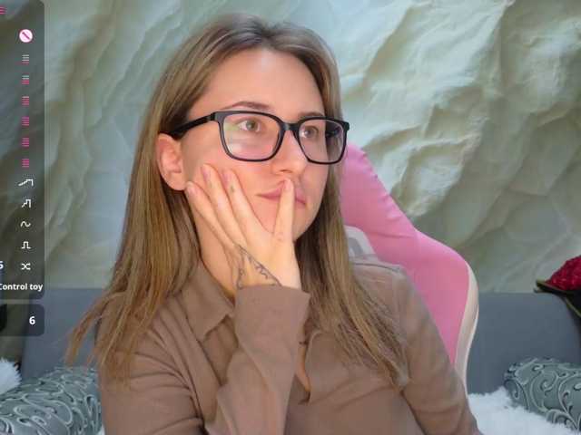 Alisa21-1, en directo ahora en BongaCams