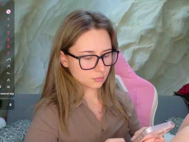 Alisa21-1, en directo ahora en BongaCams
