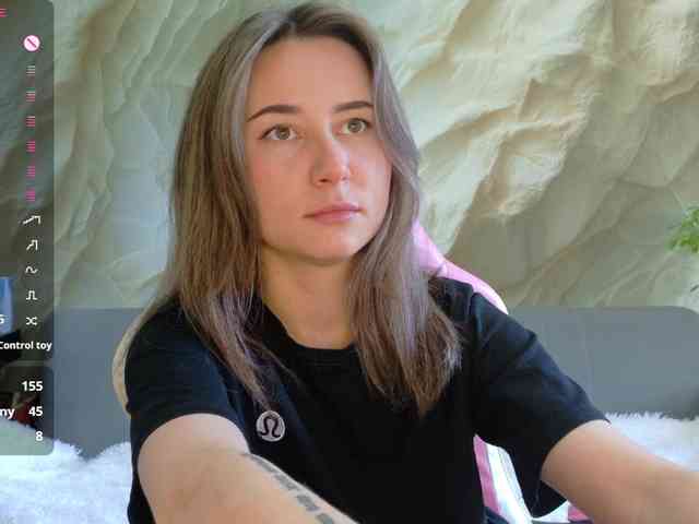 Unearthly's cam show statistics and live stream