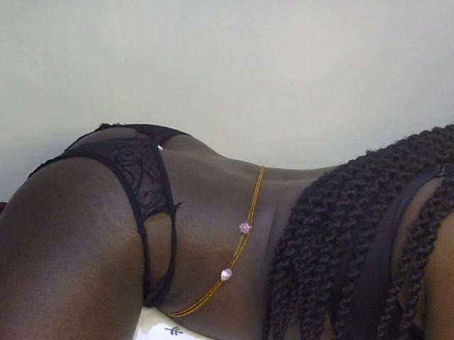 le modèle Sweetsonya2 est en webcam porno dans un show sur le site bongacams, il possède les tags suivants: Ebony,Brunette,Trimmed