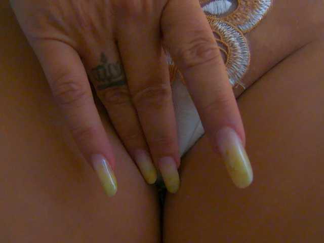 Foxxxy-MILF, en directo ahora en BongaCams