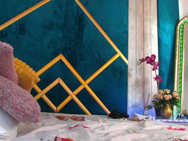 Foxxxy-MILF live cam on BongaCams