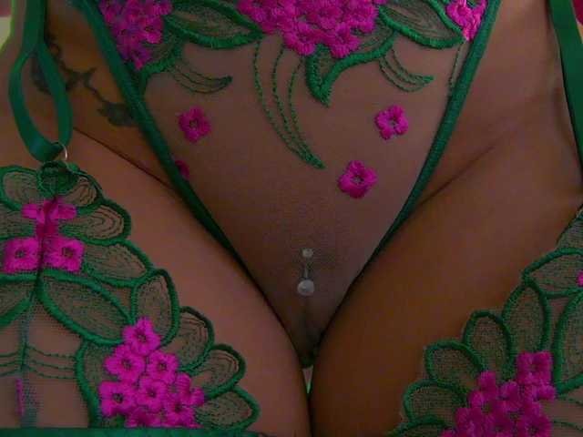 Foxxxy-MILF live webcam show