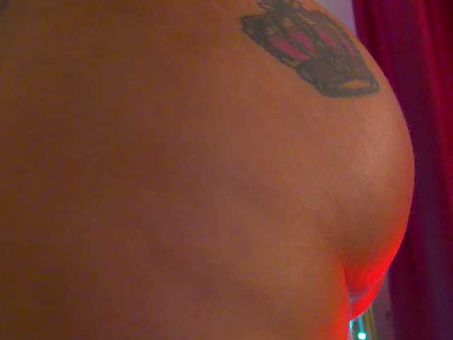 Foxxxy-MILF live cam on BongaCams
