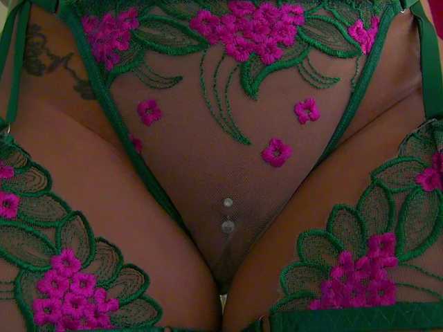 Foxxxy-MILF live cam on BongaCams