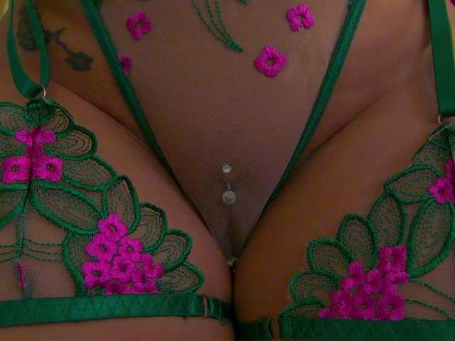 Foxxxy-MILF live webcam show