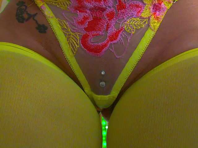 Foxxxy-MILF live cam on BongaCams
