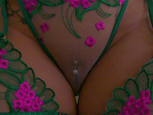 Foxxxy-MILF live cam on BongaCams
