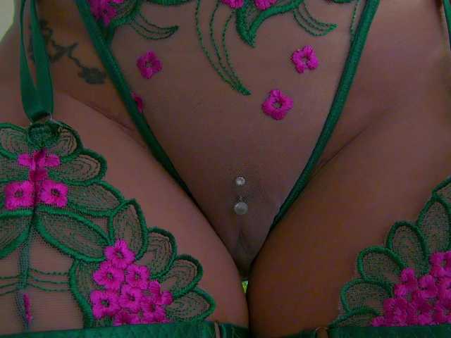 Foxxxy-MILF live cam on BongaCams