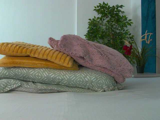 Foxxxy-MILF live cam on BongaCams