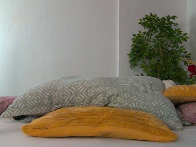 Foxxxy-MILF live webcam show