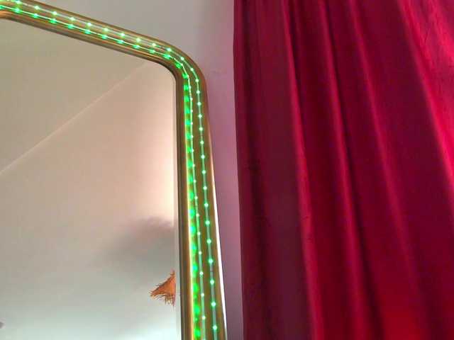 Foxxxy-MILF live webcam show
