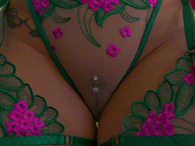 Foxxxy-MILF live webcam show