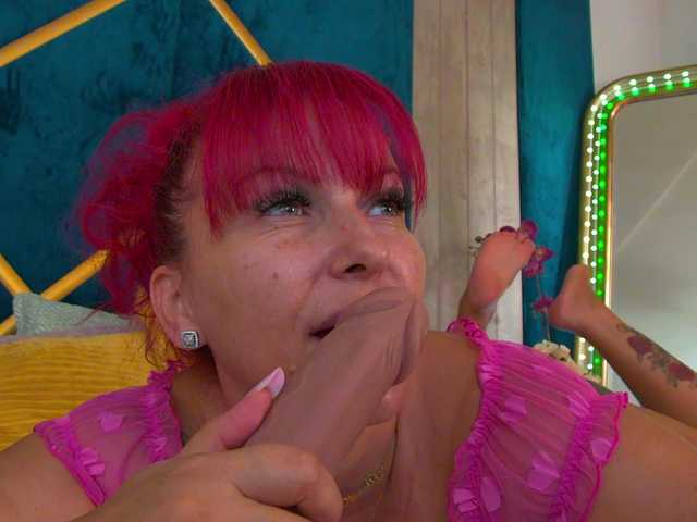 Foxxxy-MILF live cam on BongaCams