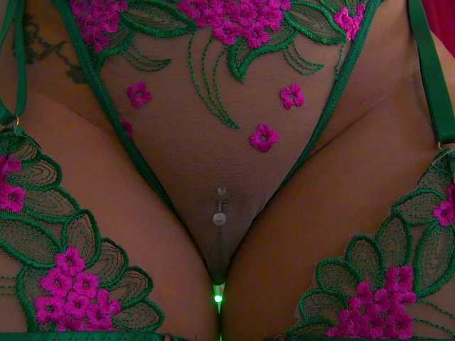 Foxxxy-MILF live webcam show