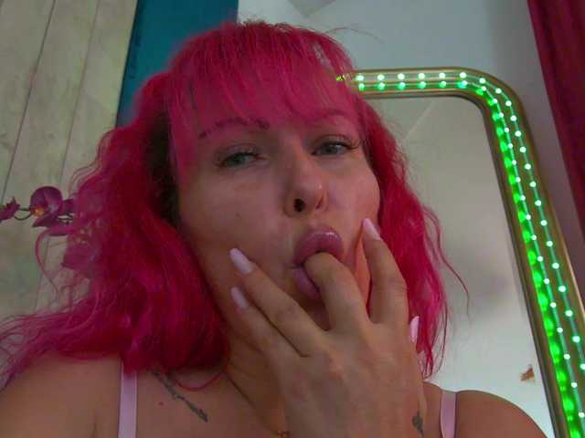Foxxxy-MILF live cam on BongaCams